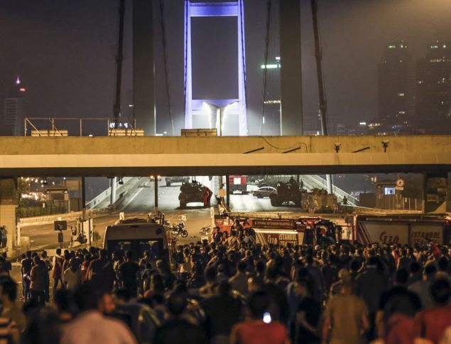 Anadolu Ajansı '15 Temmuz Demokrasi ve Milli Birlik Günü' kapsamında, FETÖ'nün hain darbe girişiminde vatandaşların tanklara ve zırhlı araçlara karşı göğsünü siper ederek verdiği mücadele sırasında çekilen arşivindeki az bilinen fotoğrafları derledi. <br><br> Fotoğrafta İstanbul Boğaziçi Köprüsünde zırhlı araçları engelleyen vatandaşlar görülüyor. (Arşiv) ( Elif Öztürk - Anadolu Ajansı )