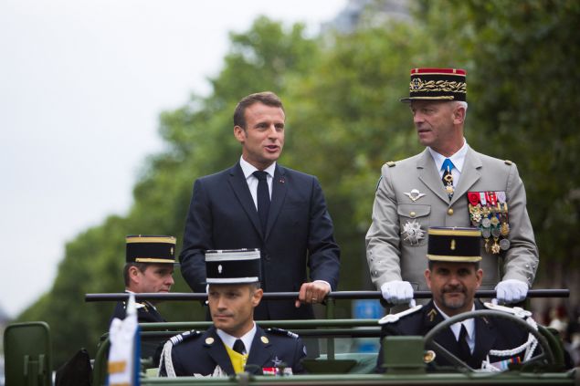 Bastille Günü olarak bilinen 14 Temmuz Fransa Ulusal Bayramı askeri geçit töreni Paris’te gerçekleşti. Törene, Almanya Başbakanı Angela Merkel, NATO Genel Sekreteri Jens Stoltenberg ve diğer Avrupa Birliği (AB) ülkelerinin liderleri ile temsilcileri katıldı.