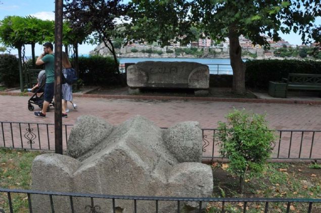 Bartın'ın Amasra ilçesinde, Roma Dönemi'ne ait lahit mezar ve mezar kapağına sprey boyayla yazı yazıldı. <br><br> İlçe Kültür ve Turizm Derneği Başkanı Hüseyin Boran, sprey boyanın silinmesi için dernek olarak gerekli mercilere başvuracaklarını söyledi.