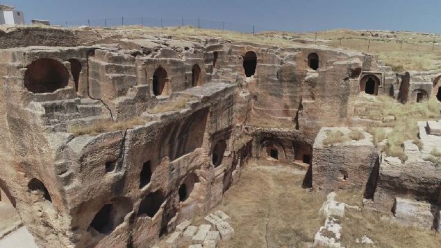 Mardin'de açık hava müzesi görünümünde olan, yerli ve yabancı turistlerin gezmeye doyamadığı ve geçmişinin yaklaşık 2300 yıl öncesine dayandığı tahmin edilen Dara Antik Kenti ziyaretçi akınına uğruyor.