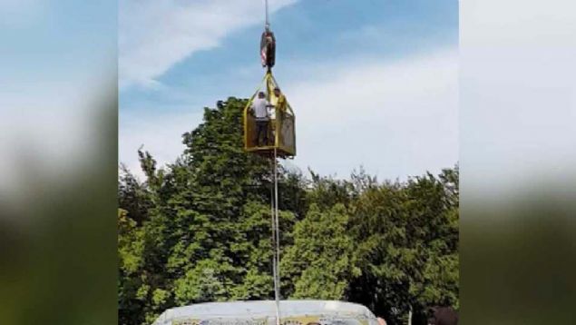 Polonya'da bungee jumping yapan adam, koşum takımının kopması sonucu onlarca metre yükseklikten şişme minderin üstüne kafa üstü düştü.
