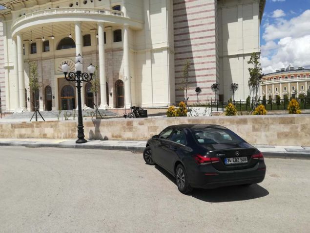 TM Dijital Haber Merkezi / Hasan Aytekin <br><br> Mercedes A Sedan ile ilgili merak ettiklerimizi ve sosyal medyadan gelen soruları dün Mercedes yetkililerine özel bir toplantı ile ilettik. <br><br> Sosyal medyadan bize ulaşan kampanya sorularının yanı sıra Mercedes A Sedan'ın ilk bakımında neler yapıldığına bire bir şahit olduk. <br><br> Avrasya Tüneli'nin İstanbul boğazının altından geçmesi gibi biz de Mercedes A Sedan'ın altından geçtik ve tüm merak ettiklerimizi Mercedes yetkililerine sorduk, onlar cevapladı. <br><br> Bu soru cevapta Mercedes'in sesli komut sisteminde geliştirmeler yapıldığını belirten yetkililer geçtiğimiz hafta Almanya'da edindikleri bilgileri ilk kez anlattılar.