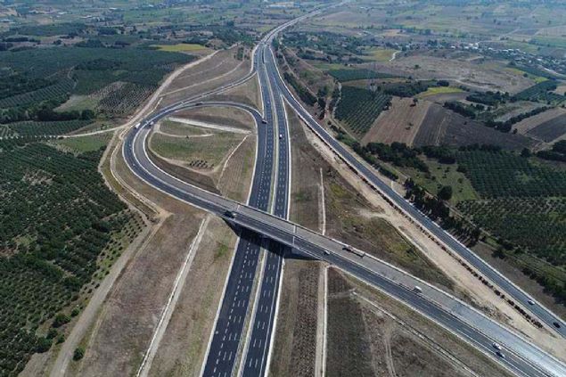 Aksam.com.tr / Hasan Aytekin <br><br> İstanbul'u İzmir'e en hızlı şekilde bağlayan otoyolu Cumhurbaşkanı Erdoğan tarafından pazar günü hizmete açıldı. <br><br> Aksam.com.tr'den Hasan Aytekin, Marmara Bölgesini Ege'ye ve İstanbul'u İzmir'e 3,5 saatlik bir koridorla bağlayan yeni yolu, açılışın ilk saatlerinde test etti. <br><br> İşte Türkiye'nin taktığı yeni altın kemerden, İzmir'den İstanbul'a yapılan ilk test yolculuğundan notlar...