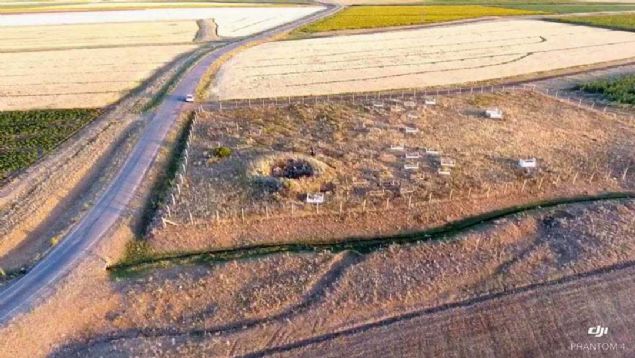 Erzurum'un Pasinler ilçesinde, defineciler tarafından tahrip edilen tarihi kümbette yapılan kazıda, üzerinde 'Sultan Alaaddin' yazısı olan sanduka bulundu.