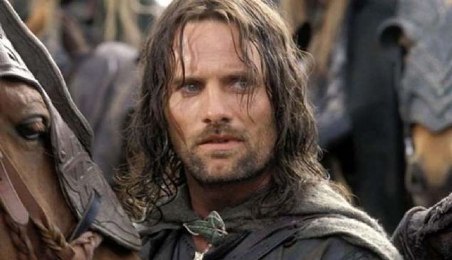 Viggo Mortensen - Lord of The Rings <br><br> Aragorn karakteri için öncelikle Stuart Townsend seçilmişti. Ancak tam çekimlere iki gün kala Peter Jackson onun Dunedain soyundan gelen 87 yaşında bir adam olabilmesi için çok bebek yüzlü olduğunu fark etti. <br><br> Teklif Viggo Mortensen'e gitti ve o zamanlar 11 yaşındaki oğlu Yüzüklerin Efendisi hayranı olduğu için oyuncu rolü kabul etti!