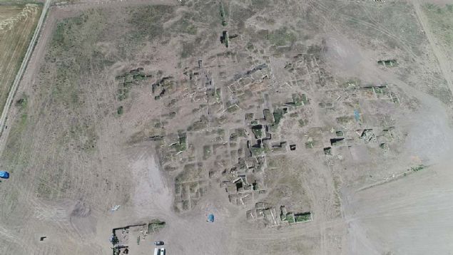 ESKİŞEHİR'in Seyitgazi ilçesindeki Küllüoba Höyüğü'nde yapılan arkeolojik kazılarda, milattan önce 3 bin yıllarına dayanan Anadolu'nun ilk şehir yapılanması gün yüzüne çıkarıldı.