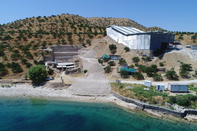 İçinde bulunduğu dönemin yazarları, şairleri, müzisyenleri, tarihçileri ve filozofları için resmedilmiş ilham perileri olduğu belirtilen '9 perinin' yer aldığı Muzalar Mozaiği'ni barındıran 'Muzalar Evi'nin, zengin mimari dekorasyonu, iyi korunmuş mozaik ve freskleriyle Zeugma’daki en önemli Roma konut örneklerinden biri olduğu belirtiliyor.
