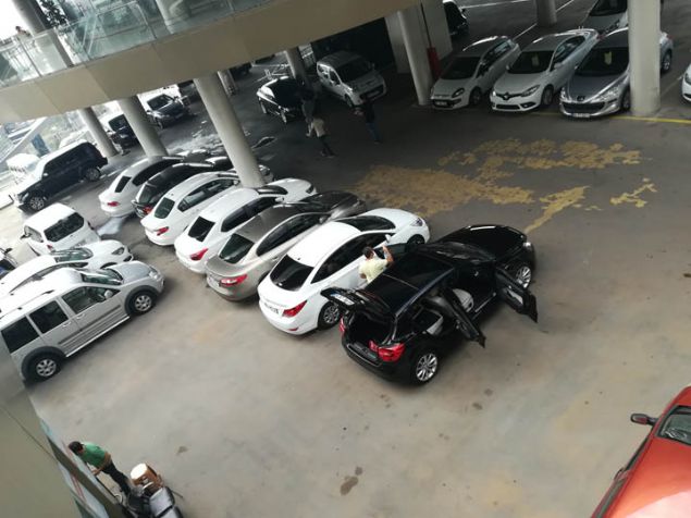 Aksam.com.tr / Hasan Aytekin <br><br> Yoğun geçen bir ikinci el satış sezonu sonrası ağustos durgunluğunu yaşayan piyasa, kış sezonuna hazırlanıyor. <br><br> Aksam.com.tr'den Hasan Aytekin ikinci el otomobil esnafının elindeki stokları yerinde görmek için bir otomobil satış merkezini gezdi. <br><br> Binlerce otomobilin olduğu merkezde 85 otomobile etiket koyulduğu gözlemlenirken, bunlardan öne çıkan 70 fırsatı sizin için derledik. <br><br> İşte en ucuzundan en pahalısına 70 ikinci el otomobil fırsatı... <br><br> İkinci el satışlarında sıcak günler devam ediyor. Bu hafta sizin için İstanbul'da bir otomobil satış merkezini gezdik.