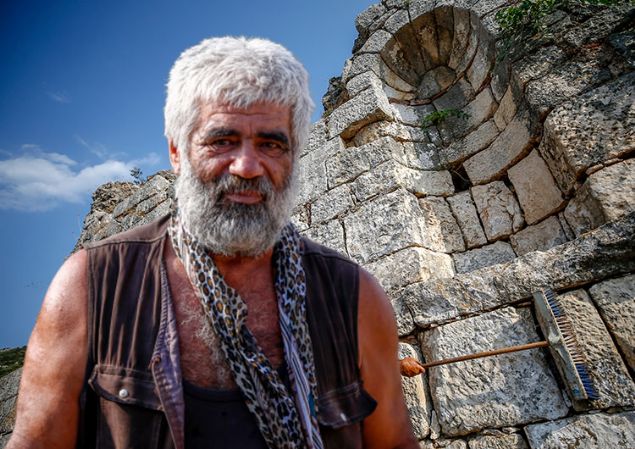 Antalya'nın Demre ilçesinde yaşayan 4 çocuk babası Mustafa Keskin'in hayatı, yaklaşık 10 yıl önce çalışmalarına başlanan Myra Antik Kenti ve Limanı Andriake kazılarıyla değişti.