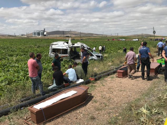 Nevşehir'in Acıgöl ilçesindeki trafik kazasında aralarında Suriye uyrukluların da bulunduğu 7 kişi öldü, 11 kişi yaralandı / AA