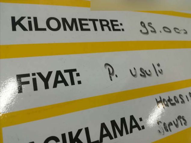 Aksam.com.tr / Hasan Aytekin <br><br> Diesel, pazarlık usulü, hatasız, boyasız... <br><br> Dün satışta olan ikinci el otomobillerin üzerinde fiyat yazması gereken kutucukta yer alan ifadelerden bazı örnekler bunlar. <br><br> Pazar yerlerinde domatesin fiyatı sorun edilirken ortalama 50.000 TL seviyelerinde bulunan otomobillerde 'Pazarlık usulü' yazması ise ikinci el otomobil satışına olan güveni zedelemeye devam ediyor. <br><br> Pazar yerinde yürümeyen merdivenler, sıhhi görünmeyen ortamlar ise cabası...