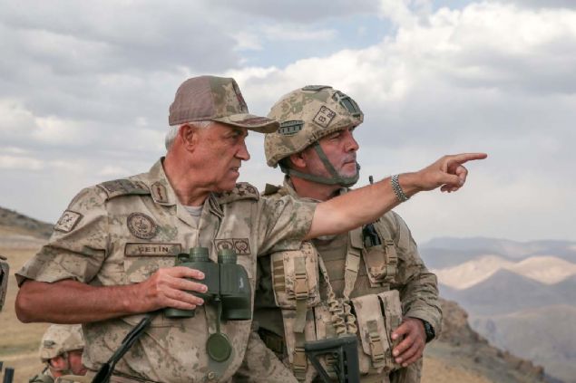 Jandarma Genel Komutanı Orgeneral Arif Çetin, terör örgütü PKK'ya yönelik üç ilde yürütülen Kıran Operasyonu kapsamında, Van'ın Gürpınar ilçesi Bulgurlu Dağı bölgesindeki birliklerde denetlemelerde bulundu.