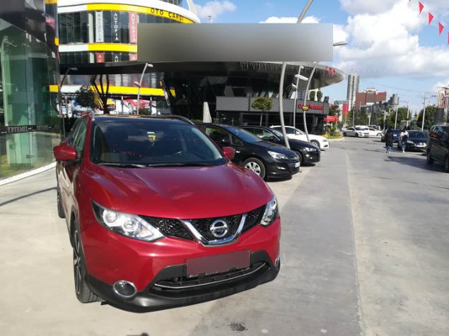 Akşam.com.tr / Hasan Aytekin <br><br> İstanbul Beylikdüzü'nde çok sayıda esnafın bulunduğu ikinci otomobil satış merkezini ziyaret ettik. İkinci el otomobillerinin fiyat fotoğraflarını çekip sizin için esnafta bile bulunmayan özel bir fiyat listesi hazırladık.