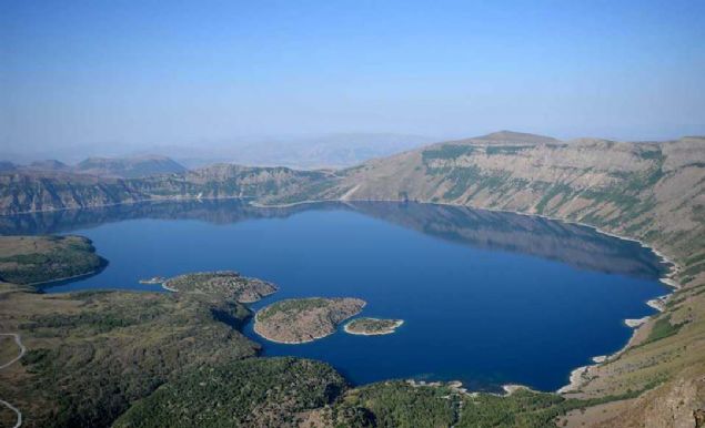 Bitlis'in Tatvan ilçesinde dünyanın ikinci, Türkiye'nin ise en büyük krater gölü özelliğine sahip Nemrut Krater Gölü, doğal güzellikleriyle ziyaretçilerini büyülüyor.