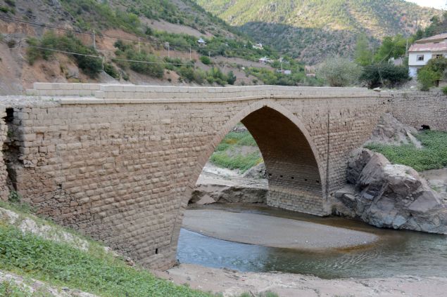 Gümüşhane'de elektrik üretimi için kurulan Torul Barajı'nın suları altında kalan tarihi Torul Köprüsü, su seviyesinin azalması sonucu yeniden ortaya çıktı (AA)