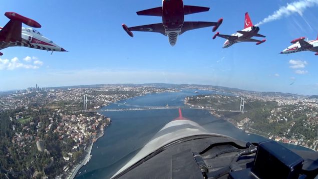 Türk Yıldızları'nın Türkiye'nin en büyük teknoloji etkinliği TEKNOFEST İstanbul Havacılık, Uzay ve Teknoloji Festivali'nde (TEKNOFEST İstanbul) gerçekleştirdiği İstanbul'u selamlama uçuşu, kokpit içi kameralarla kaydedildi (AA)