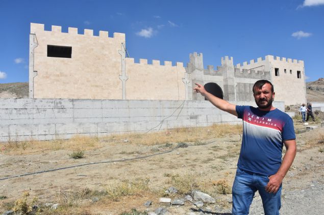 Sivas'ın Altınyayla ilçesine bağlı Deliilyas beldesinde inşa edilen kale görünümlü yapı, dikkat çekiyor. Almanya'da yaşayan gurbetçi Yalçın Doğan'ın yaptırdığı binayı kale sananlar, hayvancılık tesisi olarak inşa edildiğini öğrenince şaşkınlık yaşıyor (AA)