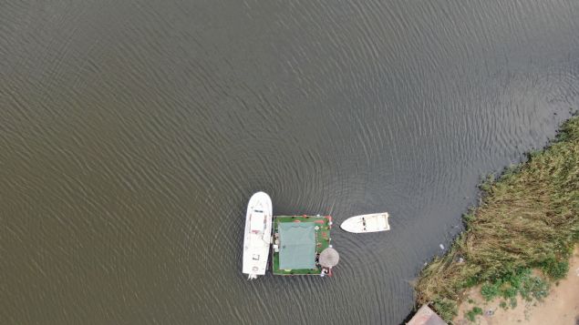 İstanbul Beykoz'da, Riva deresi üzerinde görenleri şaşırtan, hemen herkesin ilgisini çeken yüzen bir ev bulunuyor.
