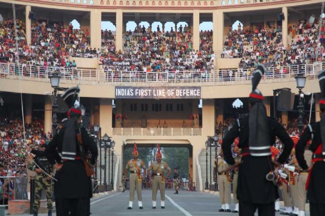 Keşmir sorunu ile karşı karşıya gelen Hindistan ve Pakistan askerleri Wagah sınır kapısında el sıkıştı.