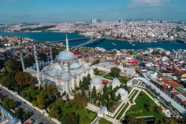 Osmanlı İmparatorluğunun 10. Padişahı Kanuni Sultan Süleyman'ın gücü ve Mimar Sinan'ın dehasının vücut bulduğu Süleymaniye Külliyesi, 462 yıldır ihtişamını koruyor.