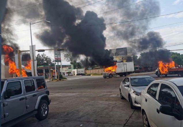 Meksika'da polis Culiacan kentinde uyuşturucu baronu Joaquin Guzman'ın oğullarından birini yakalayınca kartel üyeleri patronlarını geri almak için kentte 'savaş çıkarttı'. <br><br> Polis, can kayıplarının önüne geçmek için geri adım atarak Ovidio'yu serbest bırakmak zorunda kaldı.