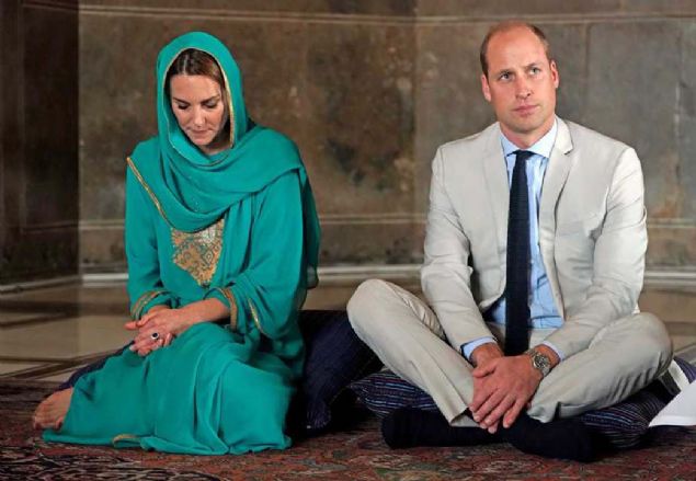 Pakistan gezisine devam eden İngiltere Prensi William ve eşi Düşes Kate Middleton Lahor kentindeki Badshahi Camii'ni ziyaret etti.