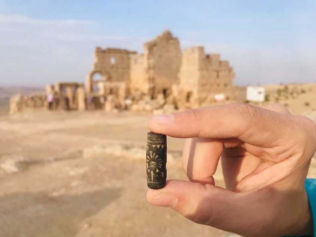 Diyarbakır'ın Çınar ilçesinde Roma İmparatorluğu döneminde 'askeri yerleşim' olarak kullanılan Zerzevan Kalesi'nde yürütülen kazılarda, Asur dönemine ait 3 bin yıllık mühür bulundu.