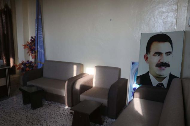 Barış Pınarı Harekatı'nda ele geçirilen teröristlere ait eğitim merkezleri ve binalarda teröristbaşı Abdullah Öcalan posterlerinin bulunması, Batı ülkelerinin YPG ile PKK'nın ayrı oluşumlar olduğu iddialarını yalanlıyor.
