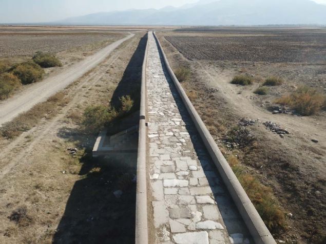 Afyonkarahisar'ın Bolvadin ilçesinde 1150'de inşa edilen, Bizans, Selçuklu ve Osmanlı Devleti'nin izlerini taşıyan Kırkgöz Köprüsü, başta Mimar Sinan tarafından olmak üzere farklı tarihlerde yapılan restorasyon çalışmalarıyla bugün de ihtişamını koruyor.
