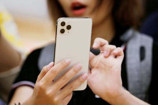 ABD merkezli teknoloji devi Apple, iPhone modelleri için iOS 13.2'yi geçtiğimiz hafta kullanıma sunmuş, güncelleme pek çok kullanıcının cihazında sorunlara neden olmuştu. <br><br> iOS 13'te ortaya çıkan sorunlar ile gündemde olan Apple bu sorunu çözebilmek için bir haftada ikinci güncellemesini yayınladı.