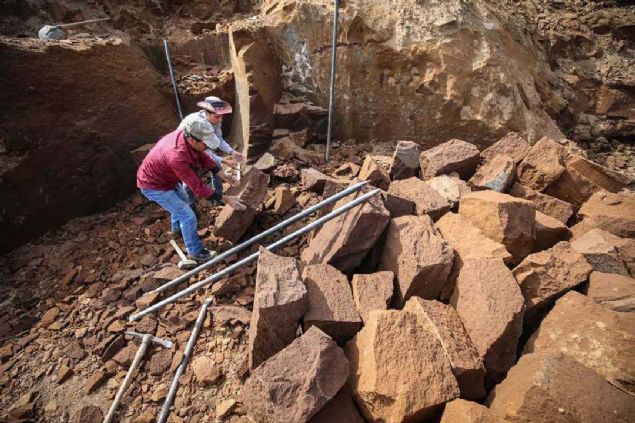 Nemrut Dağı eteklerindeki ocaklardan geleneksel yöntemlerle çıkarılan, kışın sıcak yazın serin tutma özelliğine sahip Ahlat taşı, vazgeçilmez yapı malzemesi olarak kullanılıyor.