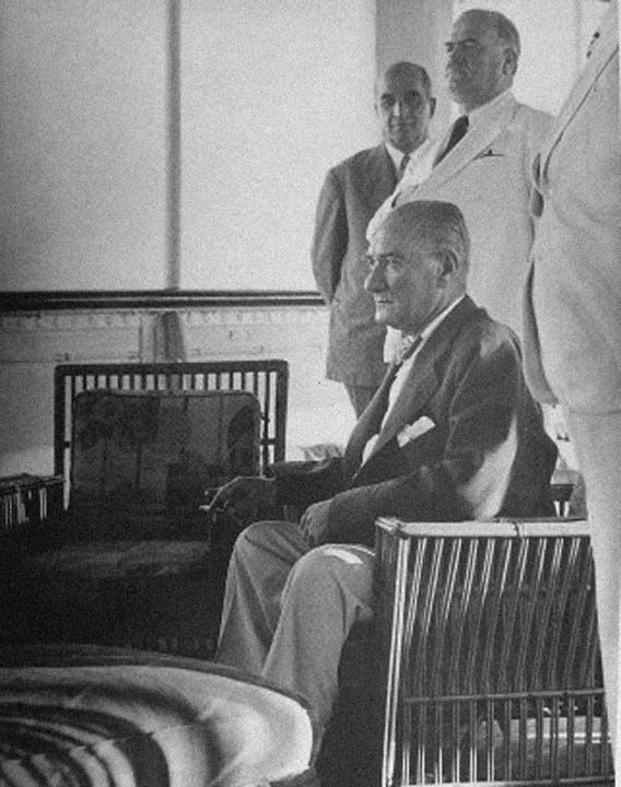 Genelkurmay Başkanlığı arşivlerinde yer alan, Büyük Önder Mustafa Kemal Atatürk'ün ebediyete intikalinin ardından düzenlenen anma törenleri sırasında çekilen özel fotoğrafların yer aldığı albüm Anadolu Ajansı ile paylaşıldı.
