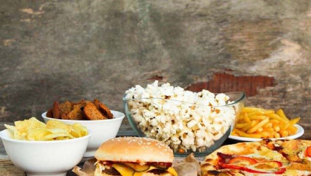 Vücudun hastalıklara yakalanma riskini artıran toksinlerden, bilinçli beslenerek, kolayca kurtulabilir, sağlığınızı tehdit etme riskini ortadan kaldırabilirsiniz. <br><br> Sağlıklı beslenmemek, zararlı gıdalara uzun süre maruz kalmak, düzenli hareket etmemek birbirine bağlı olarak vücutta toksinlerin birikmesine zemin hazırlıyor. <br><br> Peki, vücuttaki toksinleri atmak mümkün mü? <br><br< Hangi besinler toksinlerin atılmasını sağlar? <br><br> İşte ayrıntılar...