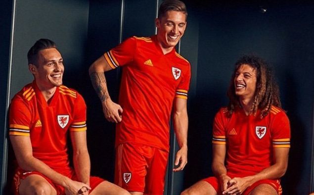 EURO 2020'e adım adım yaklaşırken forma tedarikçilerinden Adidas, 2020 Avrupa Şampiyonası'nda yer alacak ülkelerin formalarını açıkladı. Kısa bir süre önce Puma, İtalya için hazırladığı formaları açıklamış ve yeni formalar sporseverler tarafından büyük ilgi görmüştü. İşte milli takımlarında EURO 2020'de giyeceği yeni tasarım formalar... <BR><BR> İSPANYA