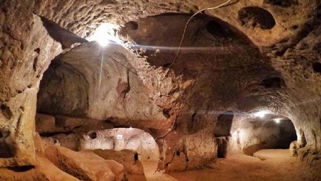KAYSERİ'nin Melikgazi ilçesinde 2005 yılından bu yana ziyarete açık olan 110 metre uzunluğundaki Ağırnas Yeraltı Şehri, yerli ve yabancı turistlerin yoğun ilgisini gördü.