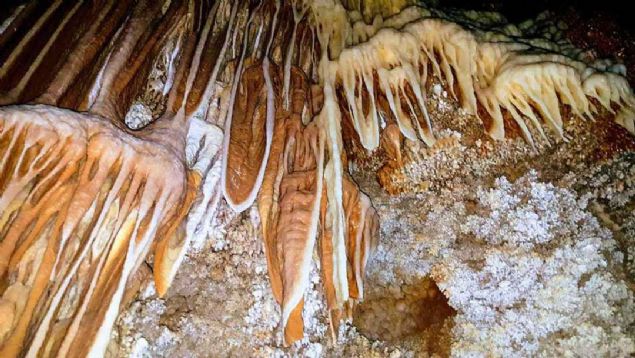 Elazığ'ın Keban ilçesinde, 10 bin metrekarelik alana yayılan ve 200 metre derinlikte bulunan Gümüşkaya Mağarası'ndaki milyonlarca yıllık olduğu değerlendirilen oluşumlar hayranlık uyandırıyor.