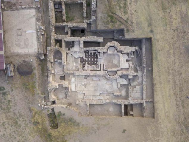 İZMİR'in Torbalı ilçesinde 1990 yılından beri süren Metropolis Antik Kenti kazı çalışmaları kapsamında, bu yıl yeni yapılar ortaya çıkarıldı. <br><br> Antik kentte yaşamış olan varlıklı birine ait olduğu tahmin edilen 'Balneum' adı verilen kişiye özel hamam yapısı ve Metropolis Tiyatrosu'nun sahne binası kısmındaki 5 kulis odası, Roma'nın ileri mühendislik uygulamalarına da ışık tutuyor.