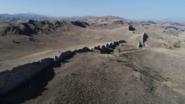 SİVAS'ın İmranlı ilçesine bağlı Boğazören köyü yakınlarındaki kayalıkları görenler, Çin'in kuzeybatısı boyunca uzanan Çin Seddi'ne benzetiyor. <br><br> Bölge sakinleri, yaklaşık 35 kilometre uzunluğundaki kayalıkların turizme kazandırılmasını istiyor.