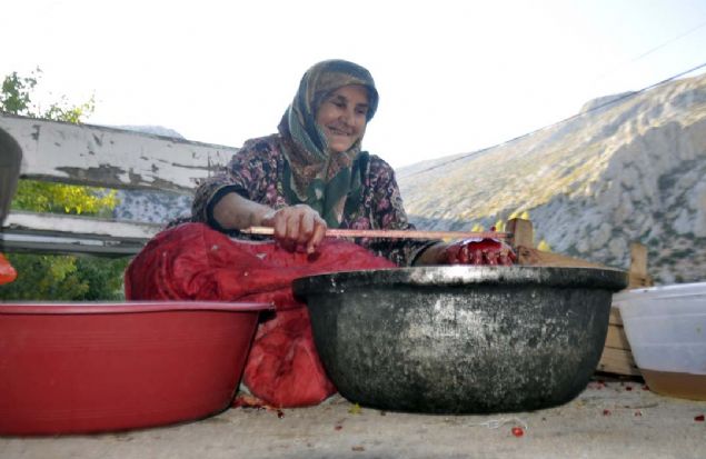 KARAMAN'da yaz aylarını tarlalarda geçiren kadınlar, şimdi de 'nar' mesaisine başladı. Ağaçlardan topladıkları kabuğu çatlak narları kaynatarak nar ekşisine dönüştüren kadınlar, aile ekonomisine katkı sağlıyor.
