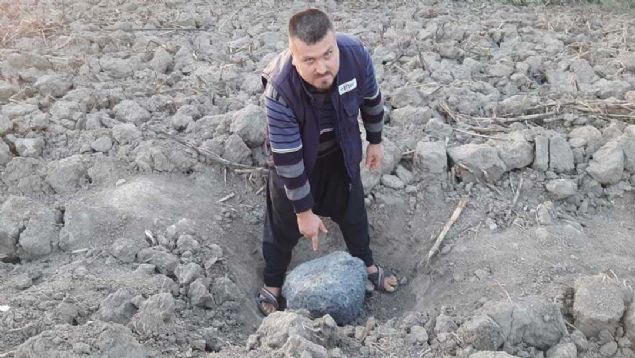 Adana'nın Kozan ilçesine bağlı Çokak köyünde 34 yaşındaki Mustafa Civelek gece saatlerinde önce gök gürültüsü duydu sonra evi sallandı, sabah uyanınca evlerinin önündeki tarlada oval şekilde yaklaşık 40 kilo ağırlığında bir taş buldu.