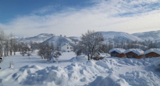 Tunceli'de bir ilçe kar nedeniyle görünmez oldu