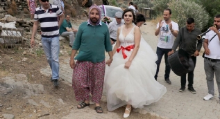 Damadın zor anları: Ruj sürüldü, çorap yıkatıldı