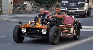 Hurdalardan otomobil yaptı