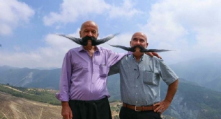 20 yıldır hiç kesmediler! Kuzenler ilgi odağı oldu