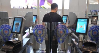 Pasaport sırasına son! 18 saniyede geçilecek...