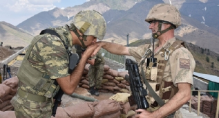 Baba oğul omuz omuza vatan nöbetinde