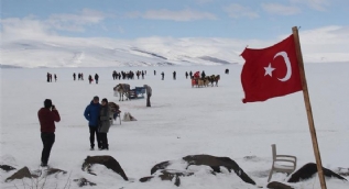 Yer yer 50 santimetreye ulaşıyor: Turistler akın ediyor