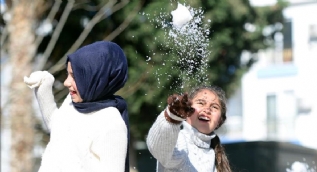 Antalya'da 18 derecede kar topu oynadılar