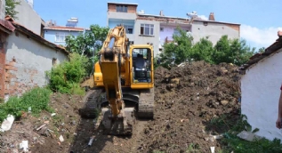 Evinin bahçesinde altın arıyor