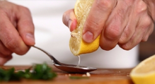 Limon dilimleriyle uyumanın faydaları